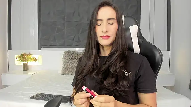 SaraGomez1 online show from 10/08/25, 12:47