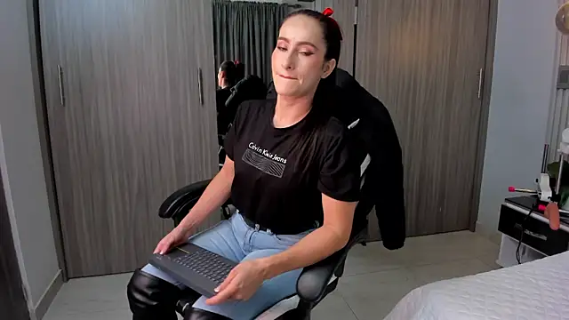SaraGomez1 online show from 06/10/26, 01:10