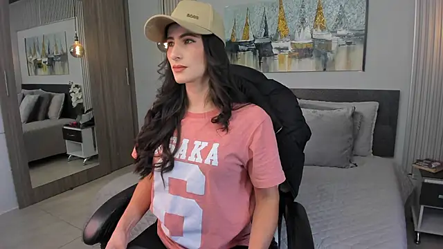 SaraGomez1 online show from 06/17/26, 01:34