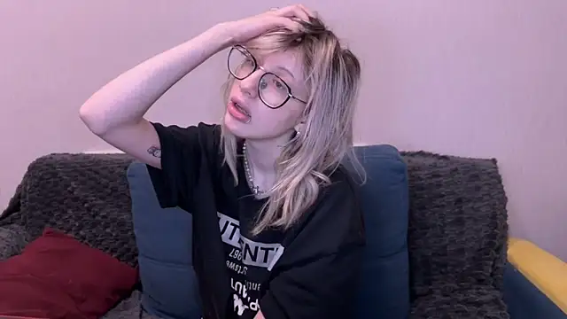 Snapshot of moundliicht1 chatting on 10/29/25, 08:32 moundliicht1 online show from 10/29/25, 08:32