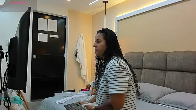 Snapshot of Dilan_y_Mia chatting on 12/14/24, 02:53 Dilan y Mia online show from 12/14/24, 02:53