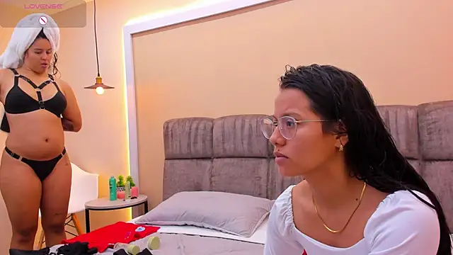 Snapshot of Dilan_y_Mia chatting on 12/30/24, 12:42 Dilan y Mia online show from 12/30/24, 12:42