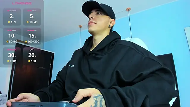 Snapshot of Lobo_17_ chatting on 10/22/25, 03:51 Lobo 17 online show from 10/22/25, 03:51