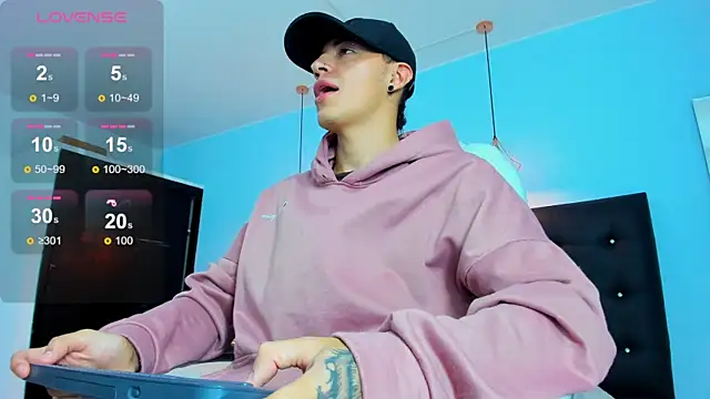 Snapshot of Lobo_17_ chatting on 11/02/25, 02:47 Lobo 17 online show from 11/02/25, 02:47