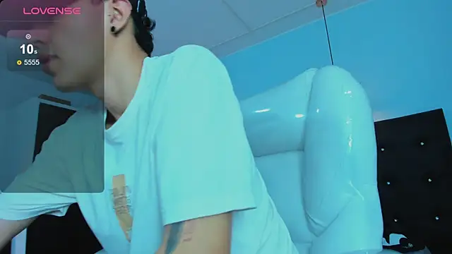 Snapshot of Lobo_17_ chatting on 11/06/25, 03:40 Lobo 17 online show from 11/06/25, 03:40