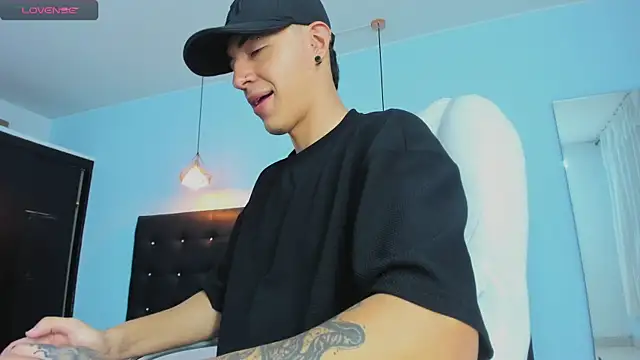 Snapshot of Lobo_17_ chatting on 11/15/25, 03:37 Lobo 17 online show from 11/15/25, 03:37