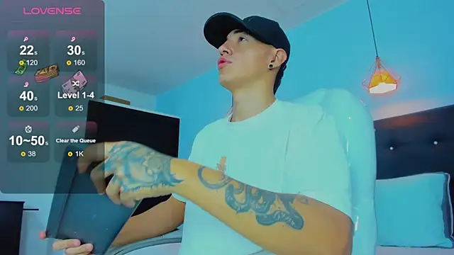 Snapshot of Lobo_17_ chatting on 11/18/25, 03:45 Lobo 17 online show from 11/18/25, 03:45