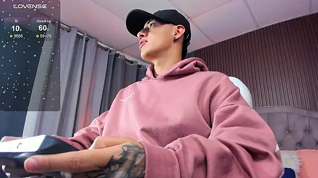 Snapshot of Lobo_17_ chatting on 11/21/25, 10:52 Lobo 17 online show from 11/21/25, 10:52