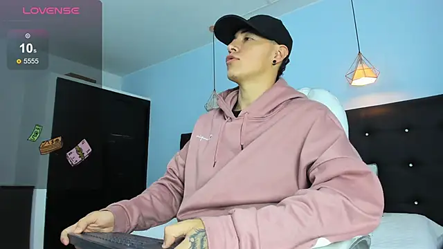 Snapshot of Lobo_17_ chatting on 12/16/25, 03:44 Lobo 17 online show from 12/16/25, 03:44