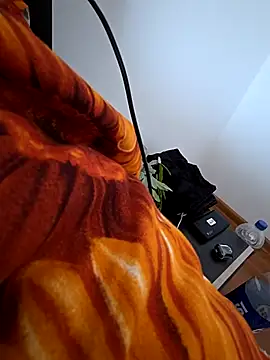 Snapshot of KarlosCarutox chatting on 10/05/25, 09:07 KarlosCarutox online show from 10/05/25, 09:07