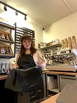 Snapshot of cinnabon_ chatting on 10/21/25, 11:55 cinnabon  online show from 10/21/25, 11:55