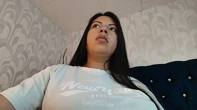 Snapshot of CarolineBrunx chatting on 04/23/26, 10:01 CarolineBrunx online show from 04/23/26, 10:01
