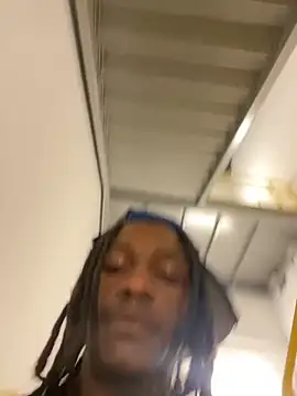 sneakylink13   online show from 10/31/25, 04:41