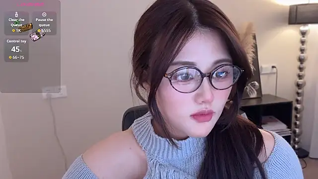 Snapshot of Strawberrybabyy1 chatting on 11/18/25, 11:48 Strawberrybabyy1 online show from 11/18/25, 11:48