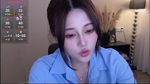 Snapshot of Strawberrybabyy1 chatting on 11/22/25, 04:39 Strawberrybabyy1 online show from 11/22/25, 04:39