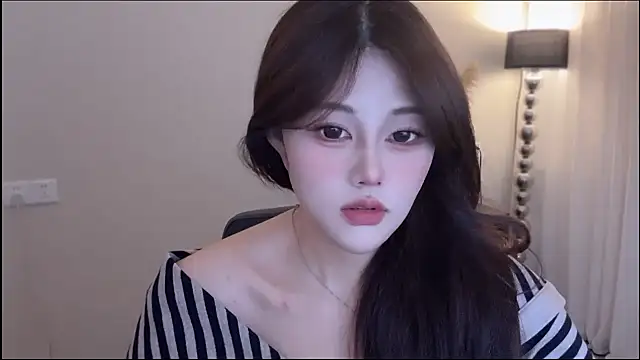 Snapshot of Strawberrybabyy1 chatting on 12/03/25, 03:43 Strawberrybabyy1 online show from 12/03/25, 03:43