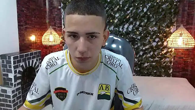 Snapshot of JackSwan18 chatting on 12/06/24, 01:11 JackSwan18 online show from 12/06/24, 01:11