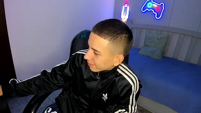 Snapshot of JackSwan18 chatting on 11/23/25, 08:41 JackSwan18 online show from 11/23/25, 08:41