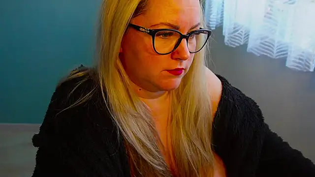 Snapshot of queenpeachi chatting on 12/17/24, 10:12 queenpeachi online show from 12/17/24, 10:12