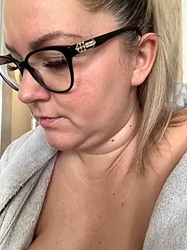 Snapshot of queenpeachi chatting on 12/18/24, 09:14 queenpeachi online show from 12/18/24, 09:14