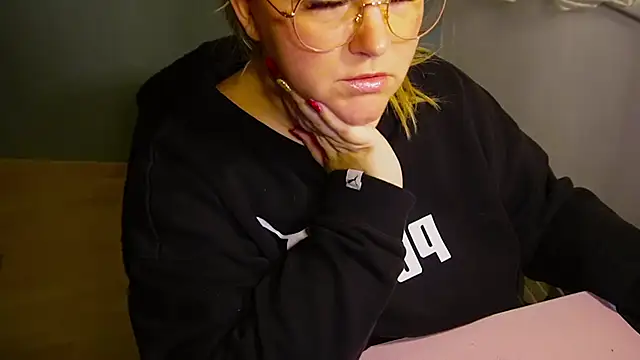 Snapshot of queenpeachi chatting on 12/18/24, 05:21 queenpeachi online show from 12/18/24, 05:21