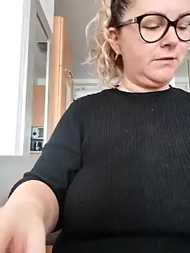 Snapshot of queenpeachi chatting on 12/30/24, 08:32 queenpeachi online show from 12/30/24, 08:32