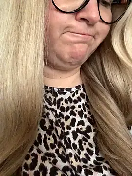 Snapshot of queenpeachi chatting on 01/05/25, 12:31 queenpeachi online show from 01/05/25, 12:31