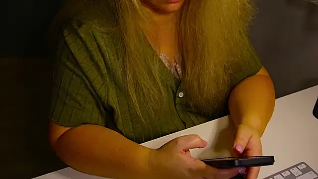 Snapshot of queenpeachi chatting on 01/12/25, 08:03 queenpeachi online show from 01/12/25, 08:03