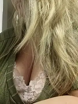 Snapshot of queenpeachi chatting on 01/18/25, 04:26 queenpeachi online show from 01/18/25, 04:26