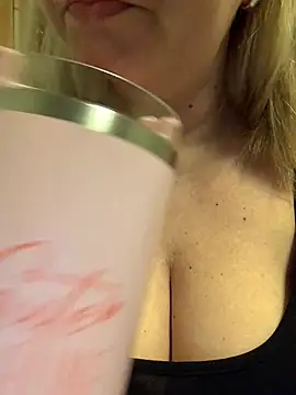 Snapshot of queenpeachi chatting on 01/28/25, 05:22 queenpeachi online show from 01/28/25, 05:22