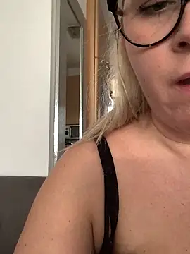 Snapshot of queenpeachi chatting on 01/28/25, 01:59 queenpeachi online show from 01/28/25, 01:59