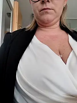 Snapshot of queenpeachi chatting on 01/29/25, 01:49 queenpeachi online show from 01/29/25, 01:49