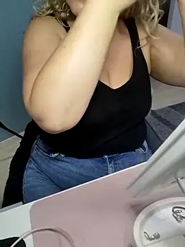 Snapshot of queenpeachi chatting on 02/13/25, 04:54 queenpeachi online show from 02/13/25, 04:54