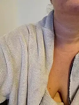 Snapshot of queenpeachi chatting on 10/22/25, 06:24 queenpeachi online show from 10/22/25, 06:24