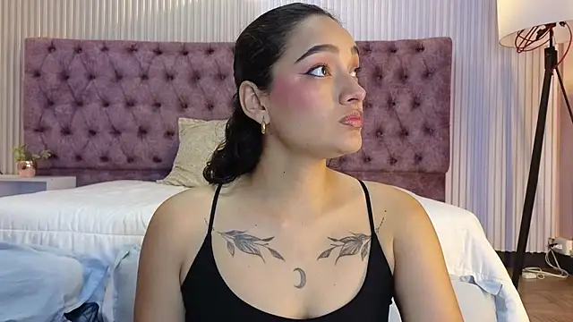 Snapshot of EMILYY_FOXY chatting on 12/03/25, 07:01 EMILYY FOXY online show from 12/03/25, 07:01