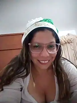 Snapshot of Carliina_Soussa chatting on 12/04/25, 11:02 Carliina Soussa online show from 12/04/25, 11:02