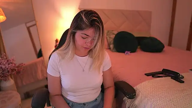 Snapshot of Lau_Bee chatting on 11/10/25, 07:13 Lau Bee online show from 11/10/25, 07:13