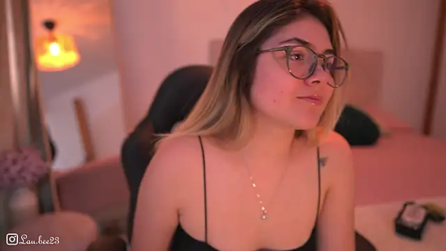 Snapshot of Lau_Bee chatting on 11/12/25, 05:57 Lau Bee online show from 11/12/25, 05:57