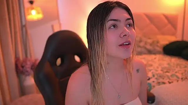 Snapshot of Lau_Bee chatting on 11/25/25, 05:35 Lau Bee online show from 11/25/25, 05:35