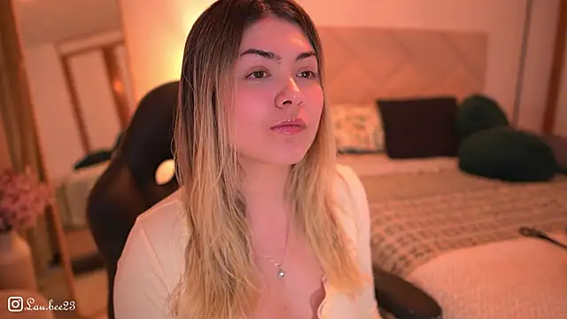 Snapshot of Lau_Bee chatting on 11/29/25, 06:00 Lau Bee online show from 11/29/25, 06:00