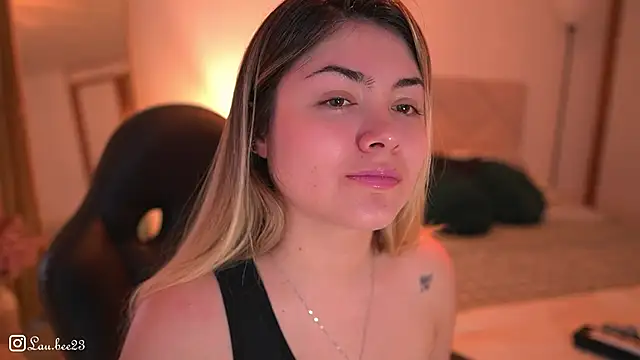 Snapshot of Lau_Bee chatting on 11/30/25, 03:38 Lau Bee online show from 11/30/25, 03:38