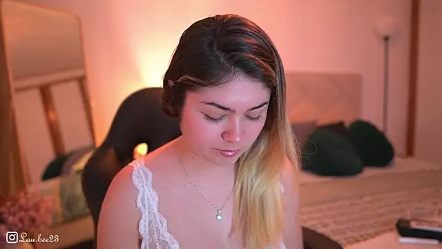 Snapshot of Lau_Bee chatting on 12/13/25, 07:53 Lau Bee online show from 12/13/25, 07:53