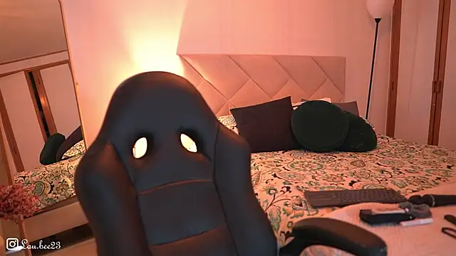 Snapshot of Lau_Bee chatting on 12/14/25, 03:50 Lau Bee online show from 12/14/25, 03:50