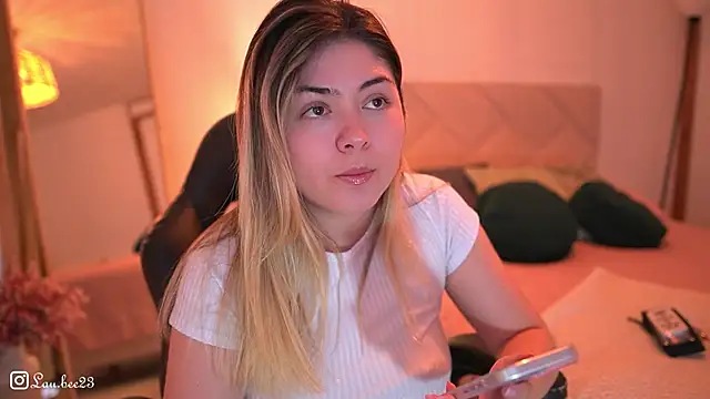 Snapshot of Lau_Bee chatting on 12/18/25, 03:51 Lau Bee online show from 12/18/25, 03:51