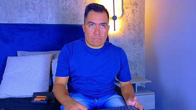 Snapshot of Jhonatan_Morales_S chatting on 12/17/25, 01:44 Jhonatan Morales S online show from 12/17/25, 01:44