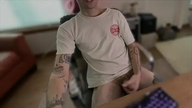 Snapshot of RuffClvb chatting on 10/12/25, 01:54 RuffClvb online show from 10/12/25, 01:54