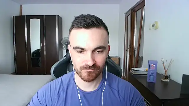 Snapshot of mu5clemania2 chatting on 04/19/26, 01:32 mu5clemania2 online show from 04/19/26, 01:32