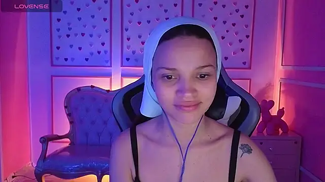 Snapshot of ailen_t chatting on 10/10/25, 02:43 ailen t online show from 10/10/25, 02:43