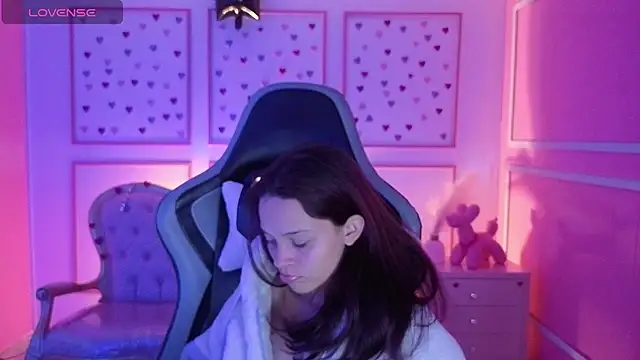 Snapshot of ailen_t chatting on 10/19/25, 02:45 ailen t online show from 10/19/25, 02:45