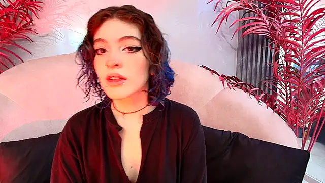 Snapshot of EvaHalsey chatting on 10/24/25, 07:32 EvaHalsey online show from 10/24/25, 07:32